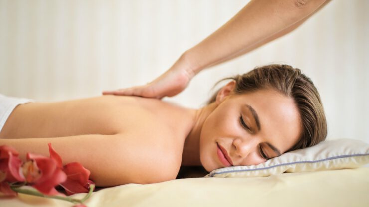 Kobieta jest na masażu aromaterapeutycznym